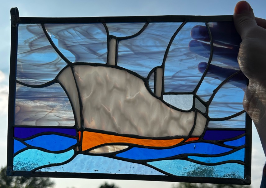 Glas-in-lood paneel met zachte blauwtinten en een boot als motief