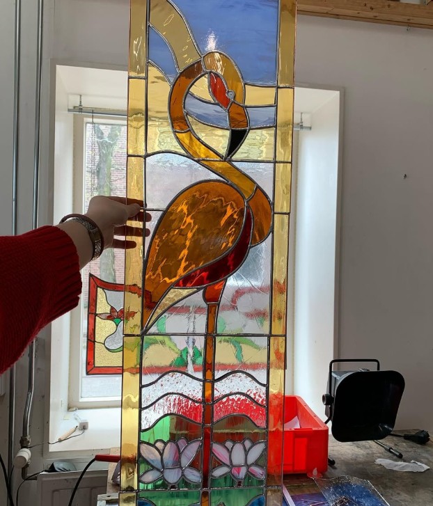 Glas-in-lood kunstwerk met warme tinten en zachte lijnen