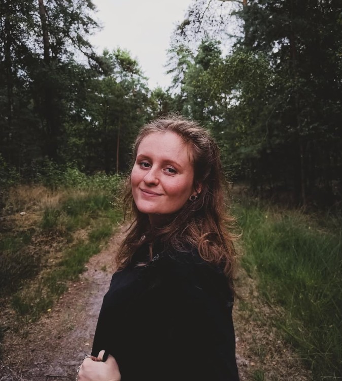 Portretfoto van glas-in-lood kunstenaar